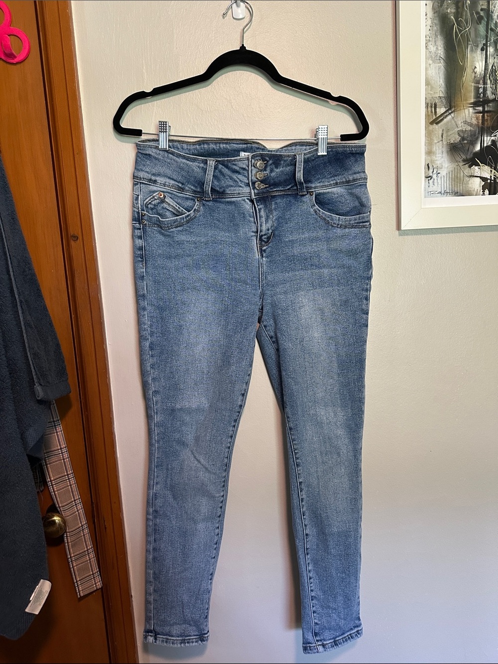 Women’s Light Wash Skinny Jeans with Double-Button Waist